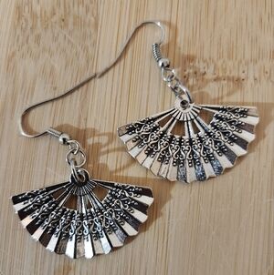 Hand Crafted Elegant Silver Fan Pierced Earrings